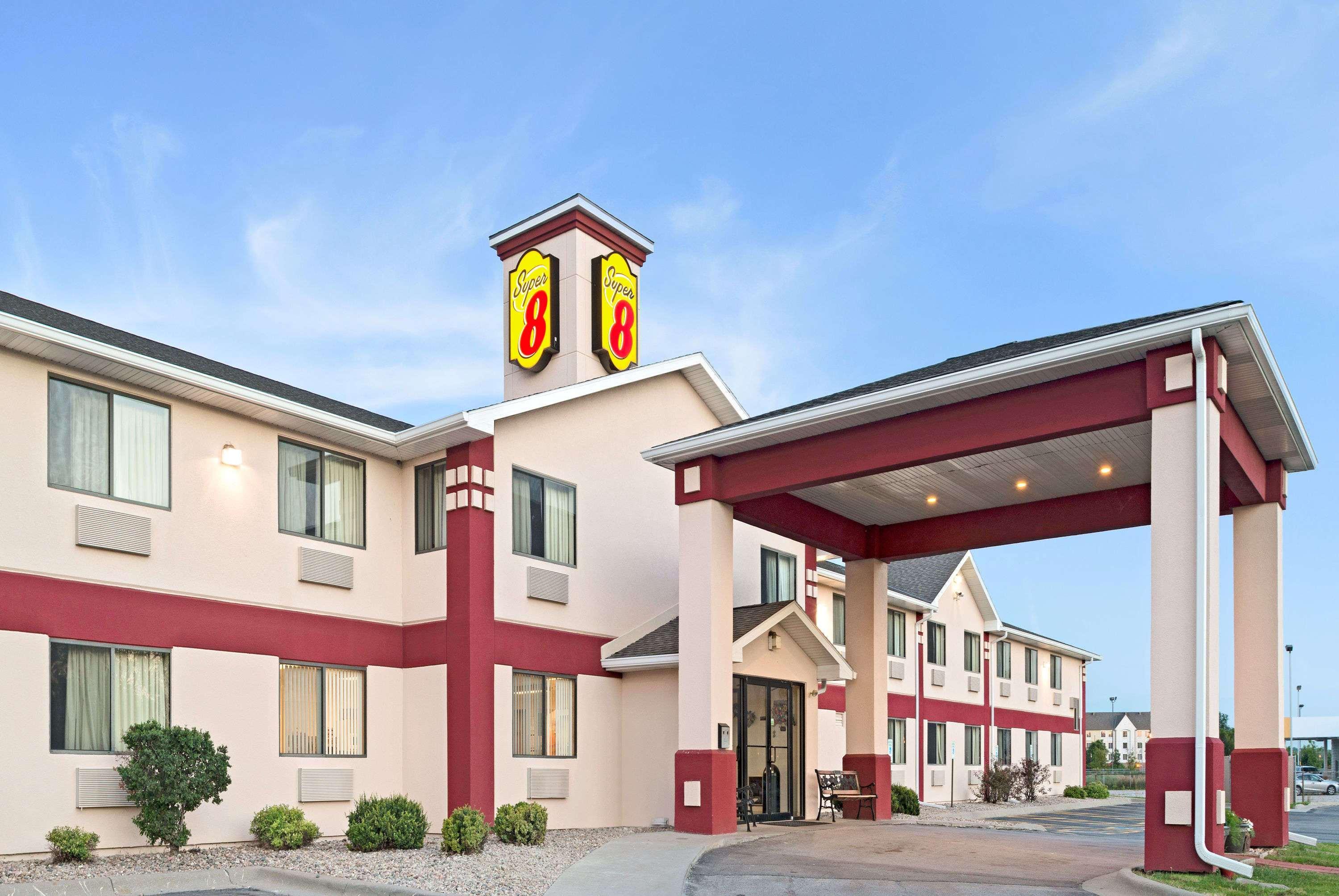 Super 8 By Wyndham Omaha Eppley Airport/Carter Lake Exterior photo